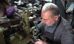 5 metrekarelik dükkanında 30 yıldır ayakkabı tamir ediyor