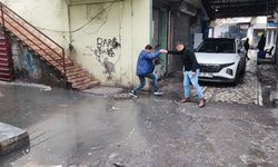 Adana'da esnaf kanalizasyon sorununun bir türlü çözülmemesine tepkili