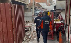 Ağır hasarlı binayı yıkarken molozların altında kaldı