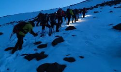 Ağrı Dağı'nda kar altında zorlu tırmanış başladı