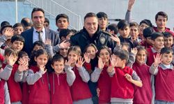 Ağrı'da emniyet personelinden minik yüreklere kışlık bot