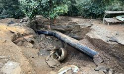 Alanya'da DSİ'ye ait sulama borusu patladı, park halindeki otomobil suyla birlikte portakal bahçesine sürüklendi