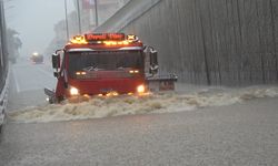 Alanya'da sağanak yağış trafiği felç etti
