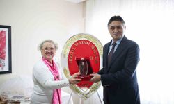 Aliağa Belediye Başkanı Serkan Acar'a desteklerinden dolayı plaket