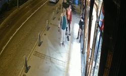 Alkollü travesti, başıyla vurduğu iş yeri vitrin camını kırdı