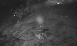 Altın çantasıyla evine girmek isteyen yaşlı adam gasbedildi: Dehşet anları kamerada