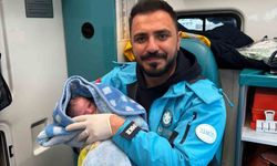 Ambulansta doğum yapan anne bebeğine sağlık personelinin adını verdi
