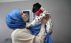 Annesi ölen kuzuya evinde bebek gibi bakıyor