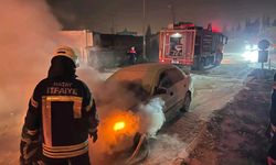 Antakya'da yanan otomobilde hasar oluştu