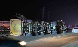 Antalya'da EDS direğine çarpan tır devrildi: 2 yaralı