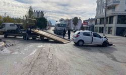 Antalya'da hafif ticari araç ile otomobil kavşakta çarpıştı: 4 yaralı