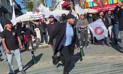 Antalya'da muhalif görüşlü gruplar arasında tartışma