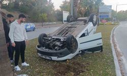 Antalya'da refüje çarpıp ters dönen araçtan ayakta çıktı