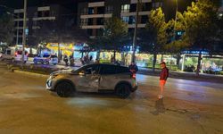 Araca yandan çarpan motosikletli yaralandı