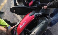 Aracın altında sıkışan motosiklet böyle çıkarıldı