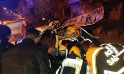 Araçta sıkışan sürücüyü itfaiye ekipleri kurtardı