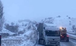 Aşkale tepebaşı mevkiinde kayan tırlar yolu kapattı