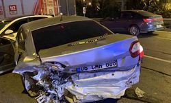 Avcılar'da trafik kazasında 2 kişi yaralandı, sürücü olay yerinden kaçtı