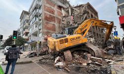 Balçova'da kentsel dönüşüm yıkımı: Komşu binada hasar oluştu