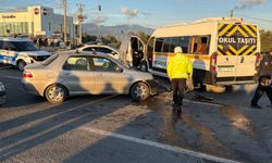 Balıkesir'de öğrenci servisi ile otomobil çarpıştı: 7 yaralı