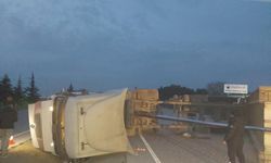 Bandırma-Susurluk karayolunda TIR devrildi: Yol bir süre trafiğe kapandı