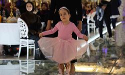 Başını dahi kontrol edemiyordu, bale gösterisi yapmaya başladı