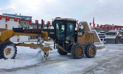 Başkale'de araçlar kara gömüldü: 4 yerleşim yerinin yolu ulaşıma kapandı