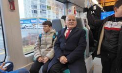 Başkan Büyükkılıç tramvaya bindi, yolcularla sohbet etti