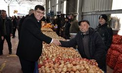 Başkan Eyüp Kahveci, Fatih Mahallesi Semt Pazarı'nda esnaf ve vatandaşlarla buluştu