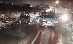 Batman'da buz pistine dönen yolda 2 araç çarpıştı