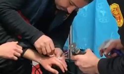 Batman'da parmağına yüzük sıkışan gencin imdadına itfaiye yetişti