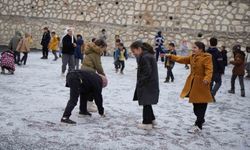 Bayburt'ta mevsimin ilk karı düştü: Öğrenciler bahçeye koştu