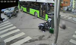 Belediye otobüsü ile motokuryenin çarpıştığı kaza anı kameraya yansıdı