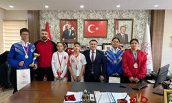 Bilecikli kick boks sporcularını makamında ağırladı