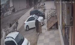 Bina önünden malzemeleri izinsiz alan şahıslar kameraya yakalandı