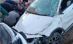 Bingöl'de otomobil şarampole uçtu: 2 yaralı