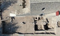 Bir asırdır toprak altında olan Diyarbakır surlarının 1.35 metresi gün yüzüne çıkartıldı