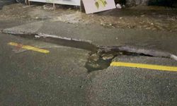 Bodrum'da ana su hattı patladı, yol çöktü