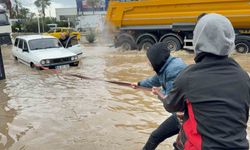 Bodrumda sokaklar göle döndü araçlar sular altında kaldı
