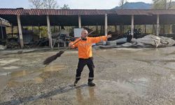 Bu temizlik görevlisi müzik sesine dayanamıyor