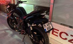 Burdur'da motosiklet park halindeki otomobile çarptı: 2 yaralı