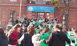 Bursa'da öğrenciler Bursaspor kıyafetleriyle okula geldi