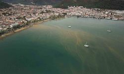 Çamur rengine bürünen deniz havadan görüntülendi