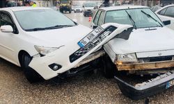 Ceylanpınar'da 2 otomobil çarpıştı