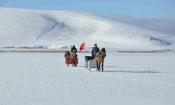 Çıldır Gölü'nde kış masalı: Atlı kızaklar buz üstünde halaylarla sezonu açtı