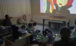 Çocuk evlerinde kalan çocuklara çizgi film sürprizi