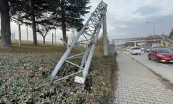 Damperi açık tır PTS direğini devirdi, facia kıl payı atlatıldı