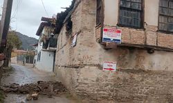 Denizli'de metruk kerpiç binanın duvarı çöktü