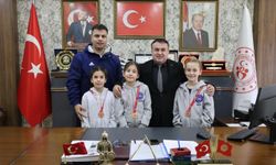 Dereceye giren minik yüzücülerden Bilecik'e gurur