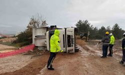 Devrilen kamyonda sıkışan sürücüsü yaralandı